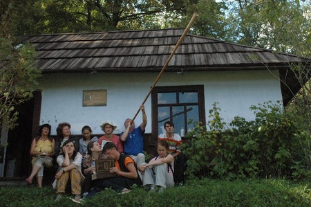 група режисерів біля хати - музею Параски-Плитки Горицвіт
